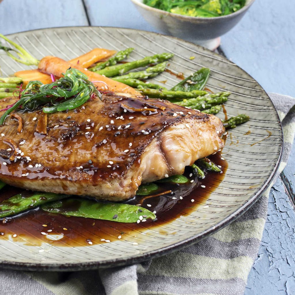 atun-teriyaki-con-esparragos-zanahoria-edamame-y-wakame-recetas-IND