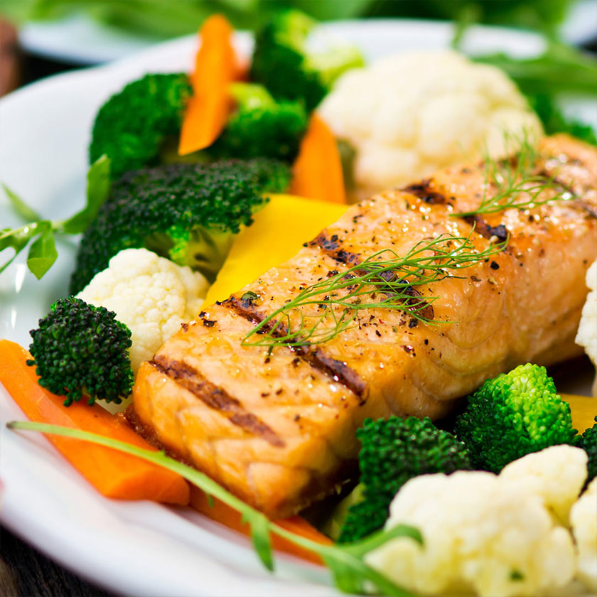 Salmon-a-la-plancha-con-coliflor,-brocoli-y-zanahoria-al-vapor- dieta keto-Nutricional-recetas