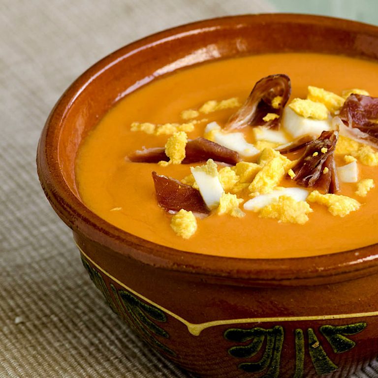 Salmorejo-con-huevo-y-jamón-keto-Nutricional-recetas