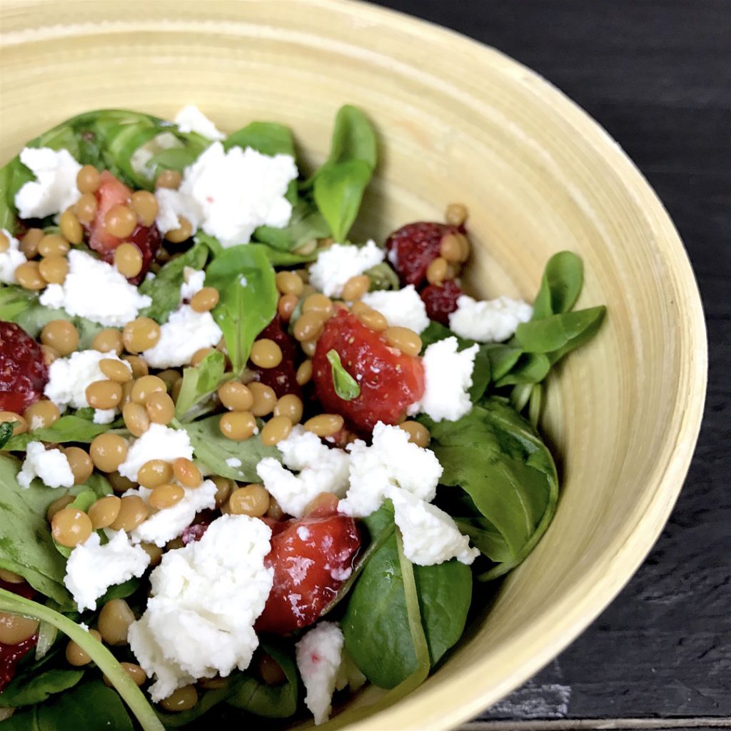 Ensalada-de-lentejas,-fresas,-canónigos-y-queso-cottage-recetas-IND