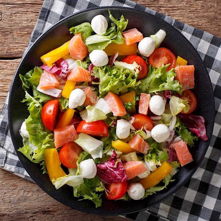 Ensalada-de-salmon-mozzarella-tomate-pimiento-lechuga