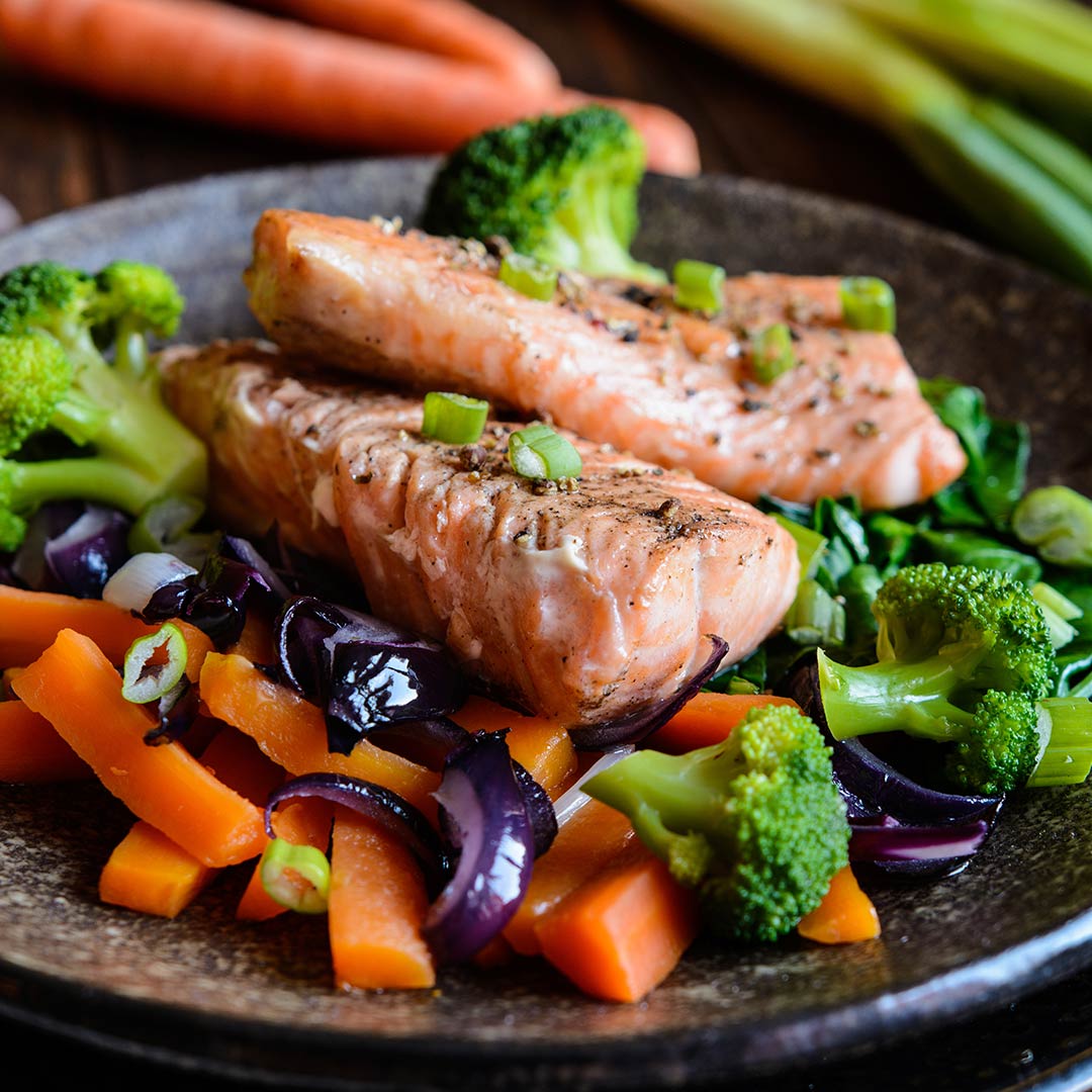 Salmón al horno-salteado-de-brócoli-zanahoria-cebolla-morada-recetas-IND