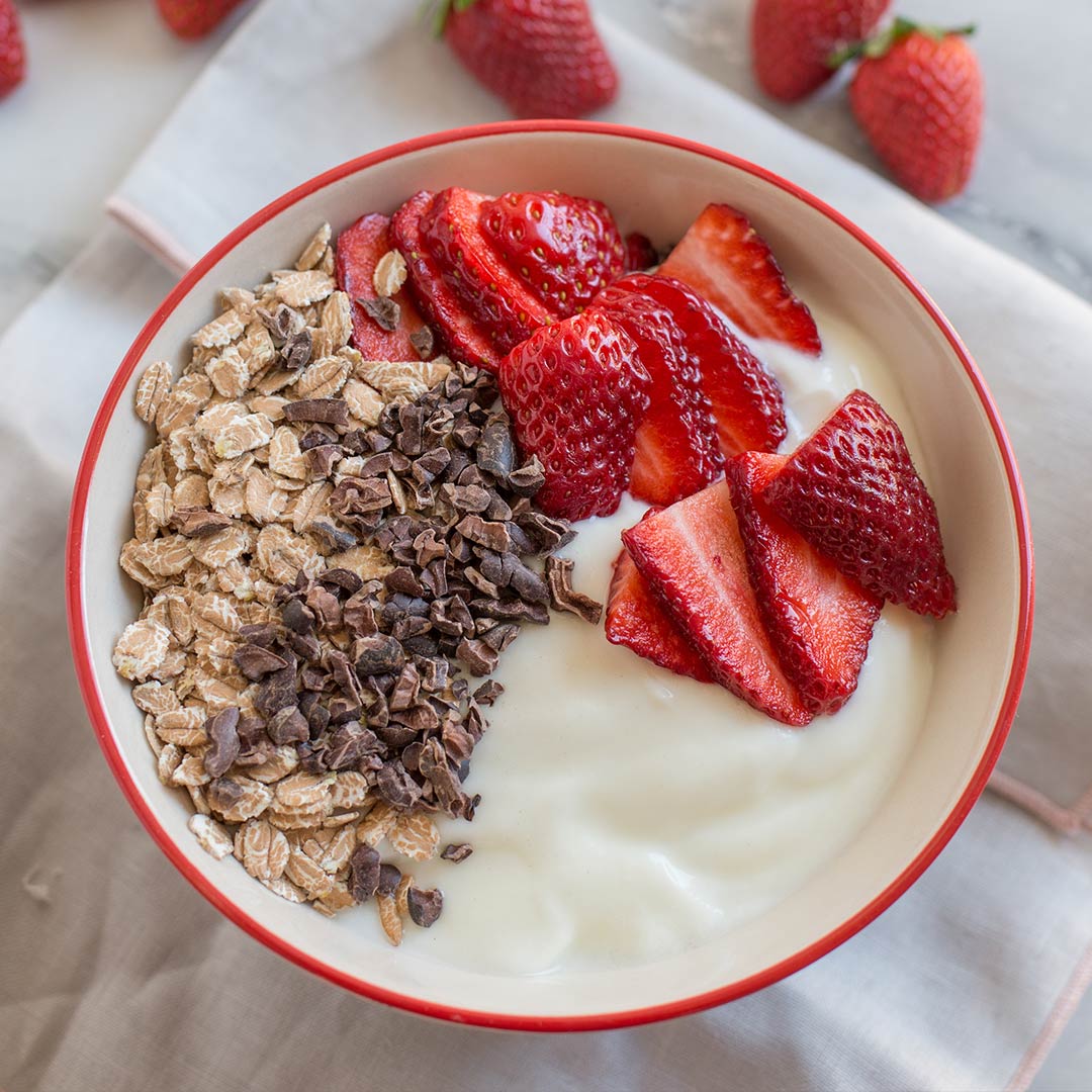 Yogur-con-copos-avena-fresas-chocolate-negro-recetas-IND